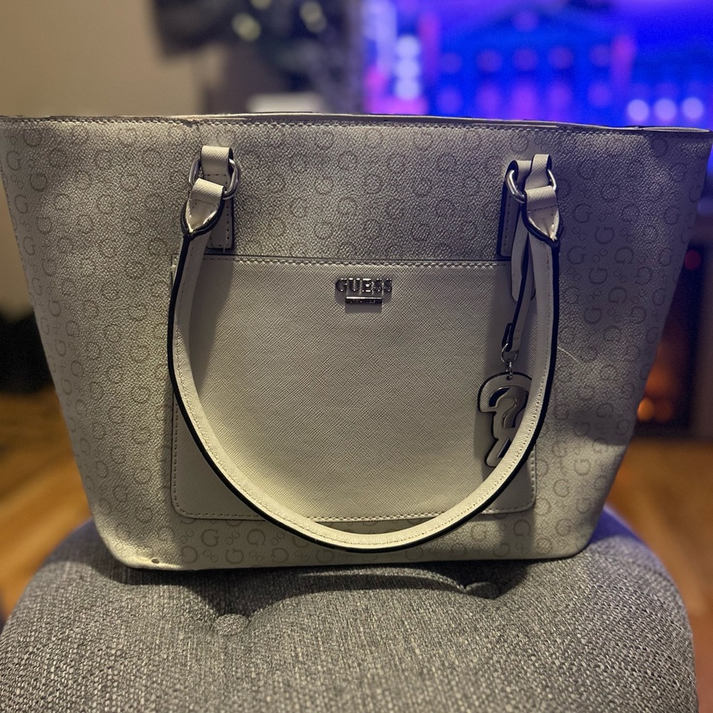 All white Guess purse. Worn a few times. Still in great condition